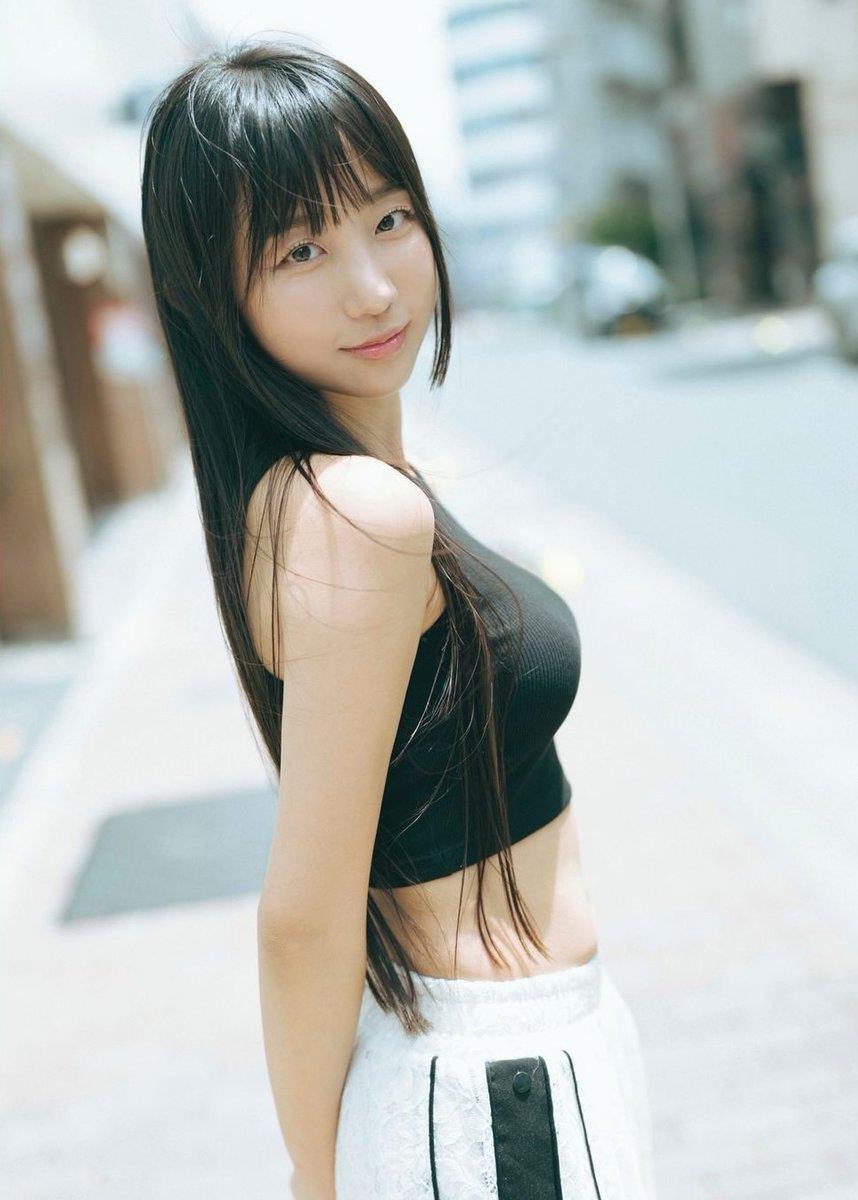 表恩智展现迷人笑容