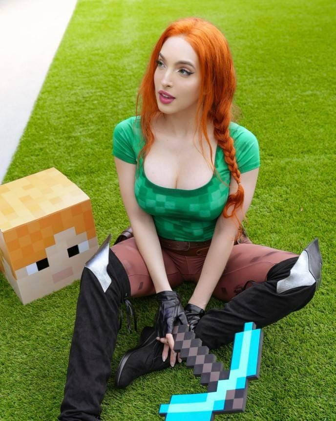 钻石镐道具细节特写照片