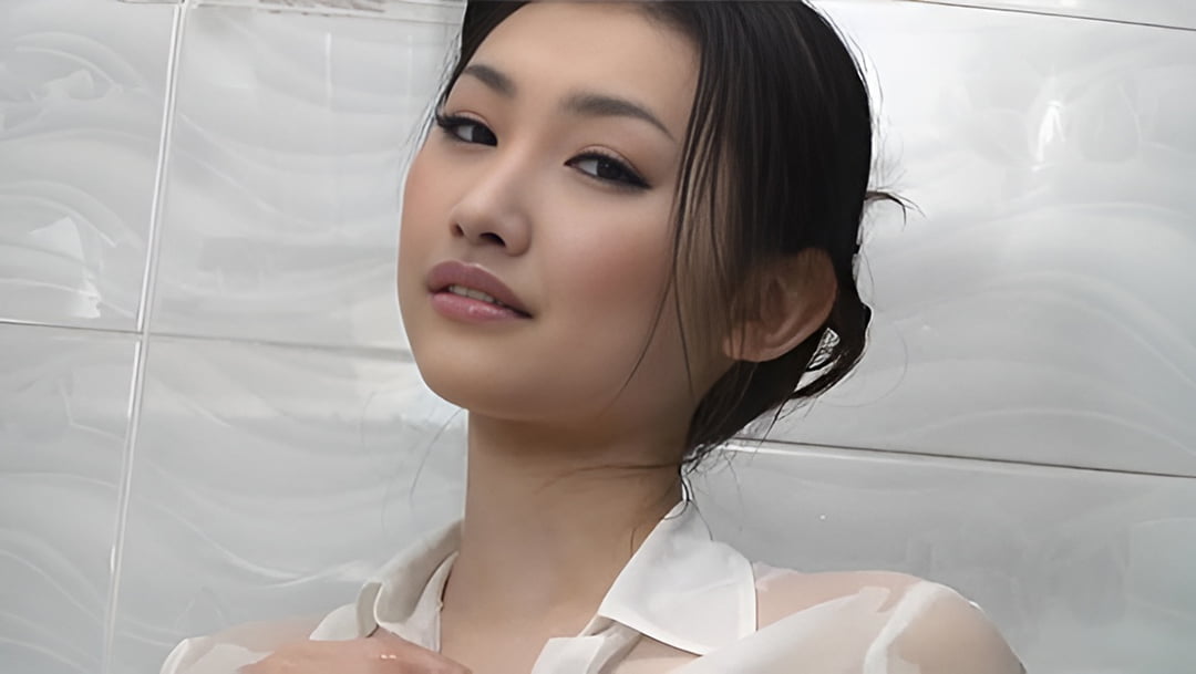 水岛津实白衣造型清纯诱惑