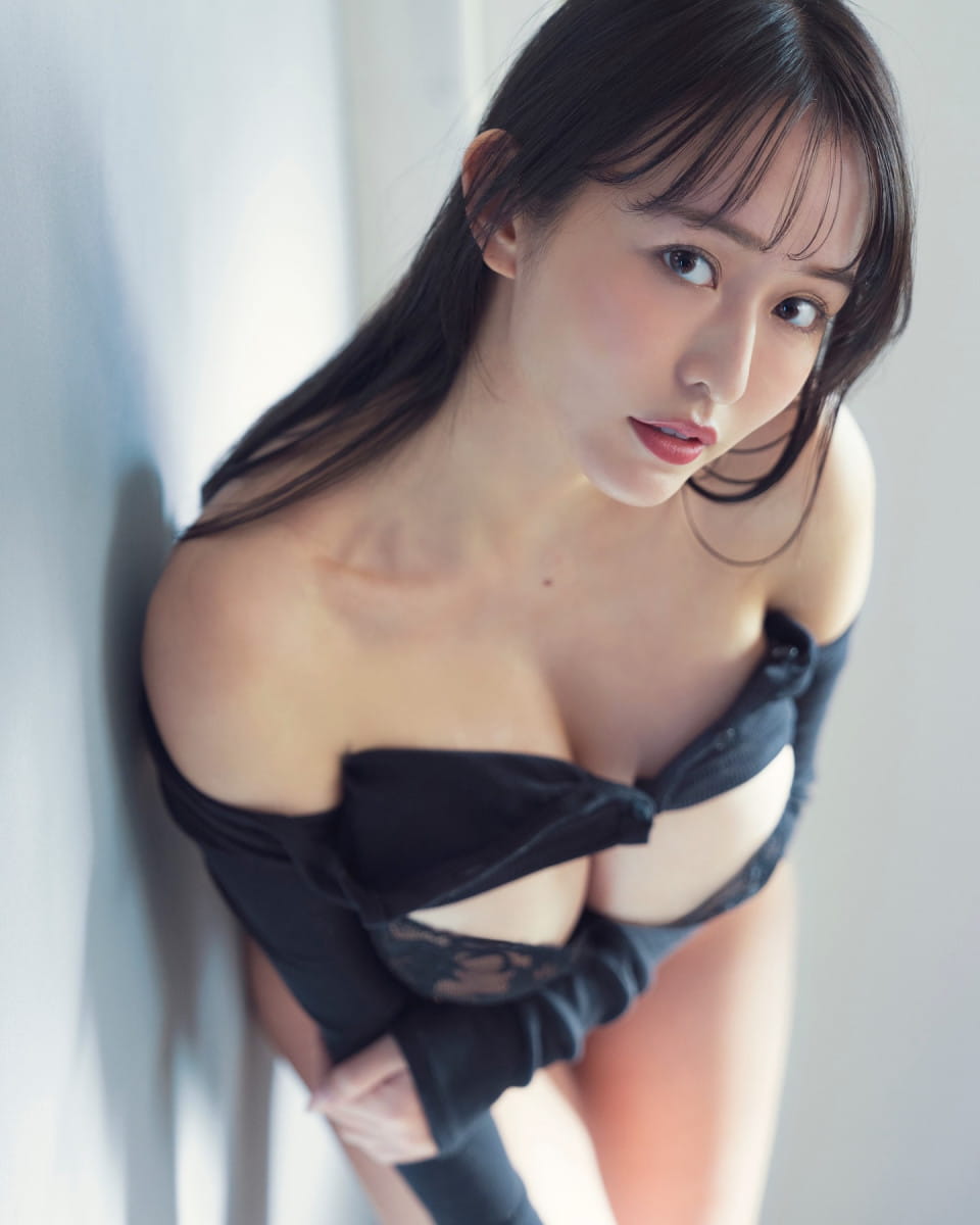 天野ちよ微笑姿态甜美迷人