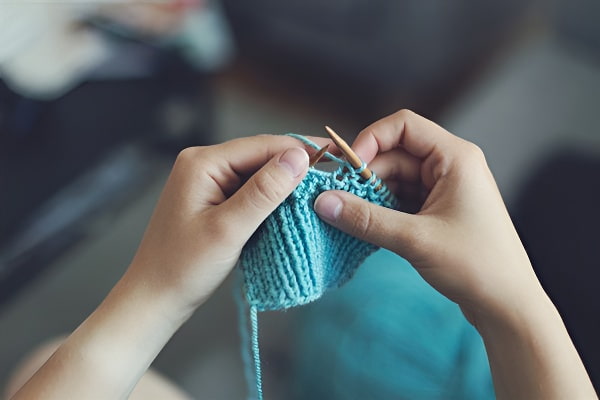 女性做针线活梦境说明