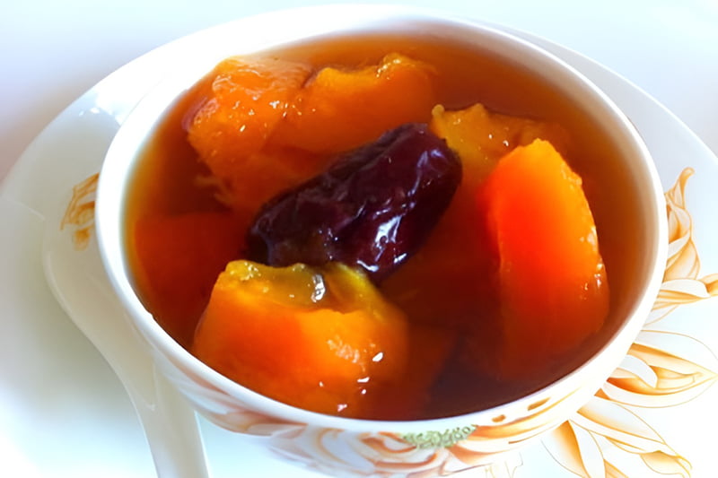 晶莹剔透的红酒炖木瓜梨子甜汤示意图