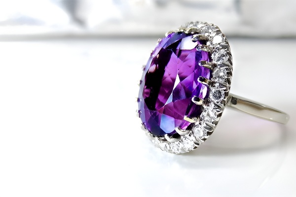 梦见紫水晶,象征着纯洁与情感的平衡