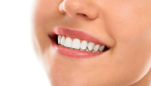 女性展示自信笑容特写