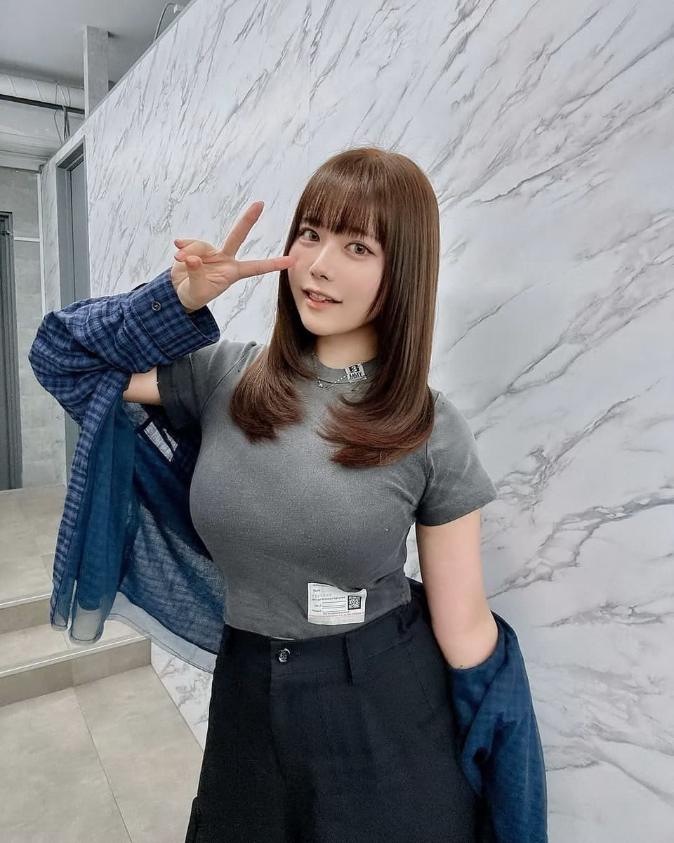 东云海灰色T恤展现迷人身材