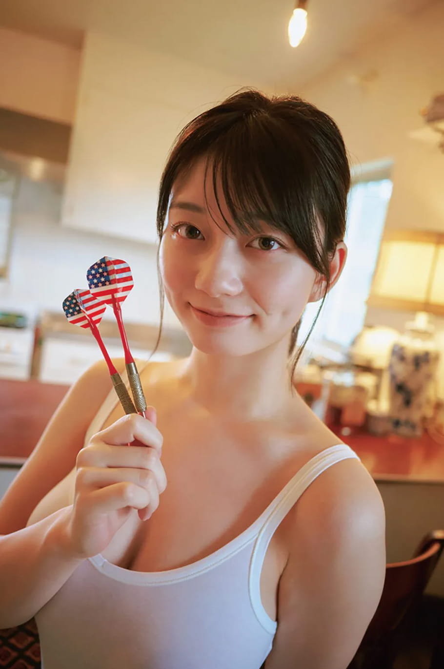 瀬戸环奈持飞镖姿势特写