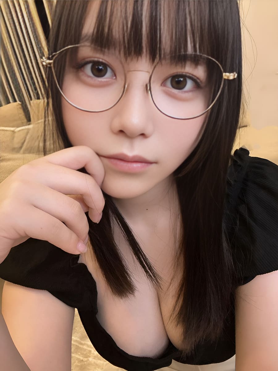 东云海身穿低胸套装上镜