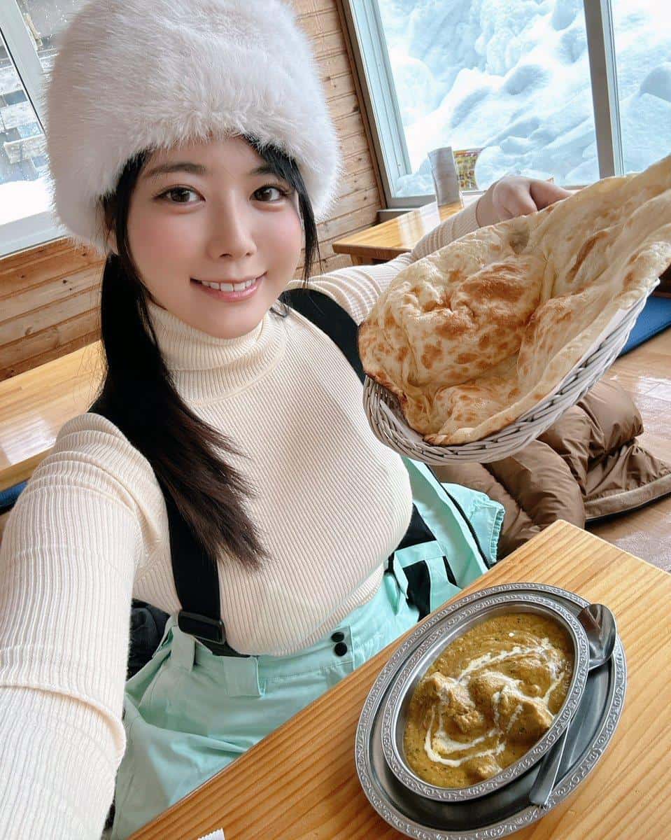 甜美笑容配上性感造型