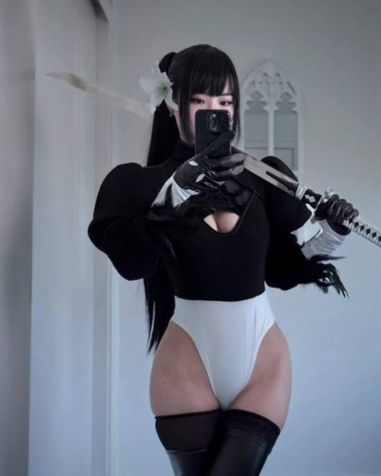 冷峻表情展现角色个性