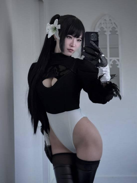 黑色长袜勾勒修长美腿