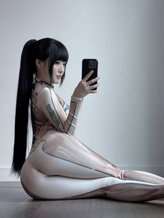 坐姿展现迷人线条美