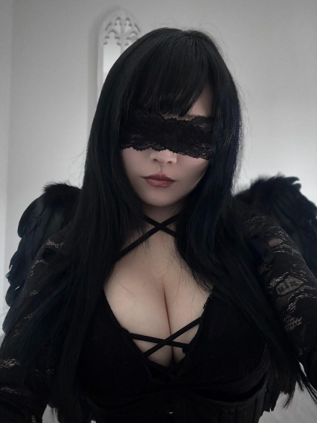 背景光影衬托整体氛围