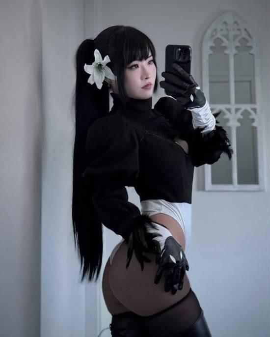 黑色连身衣勾勒身材曲线