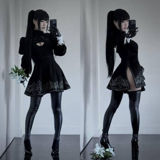 高衩黑丝展现性感身姿