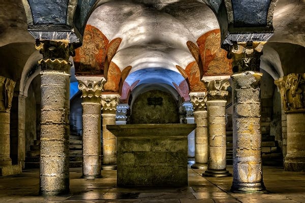 梦见古墓象征内心隐藏的情感