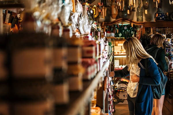 女人在梦中购物场景