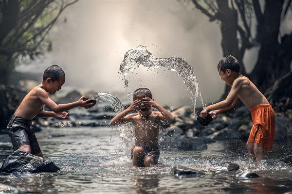 一群快乐玩耍的儿童