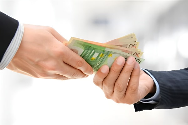 梦见还钱与财运暗示，财务状况的潜意识反应