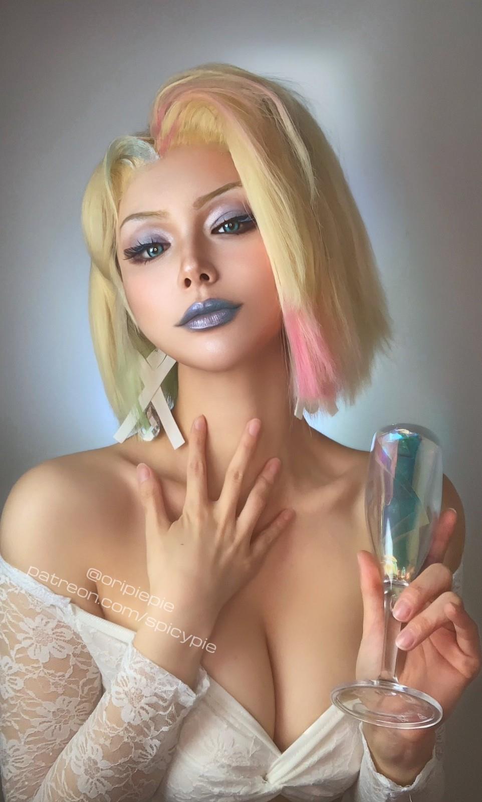 《怪物猎人荒野》阿尔玛Cosplay,眼神深邃且引人注目