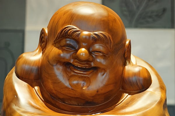 微笑弥勒佛雕像特写