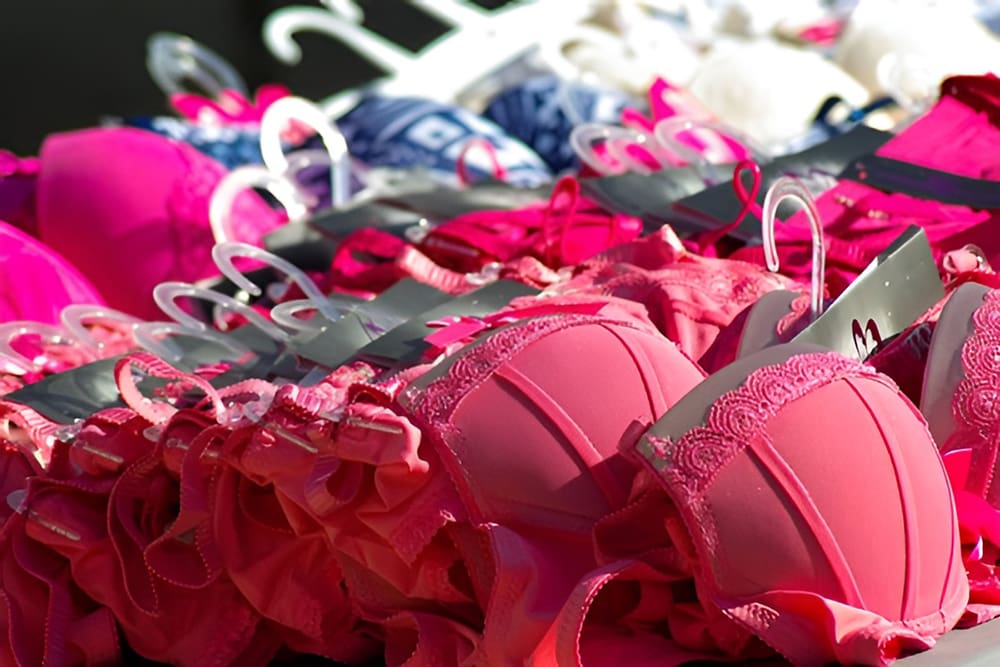 女性思考内衣梦境