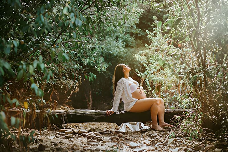 女性做梦思考朋友怀孕含义