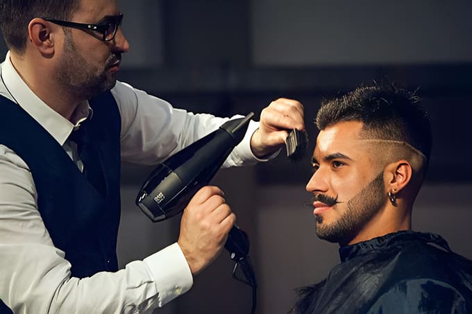 梦见朋友剪头发的心理暗示和生活转变