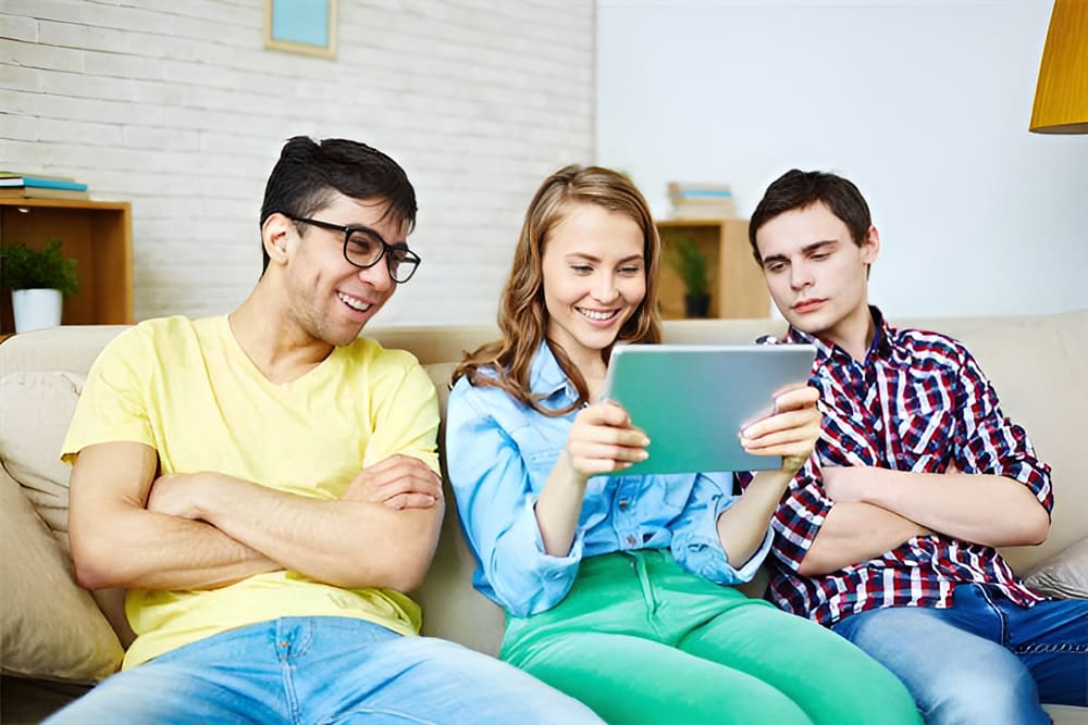 朋友与异性愉快交谈的梦境场景