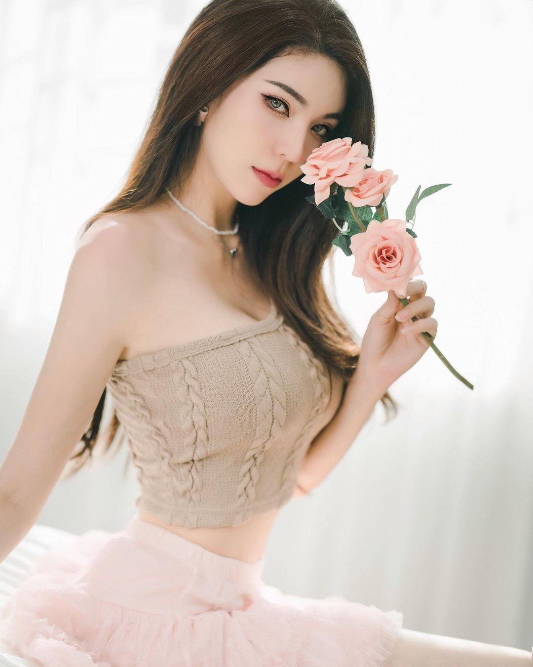 眼神凝视显优雅气质