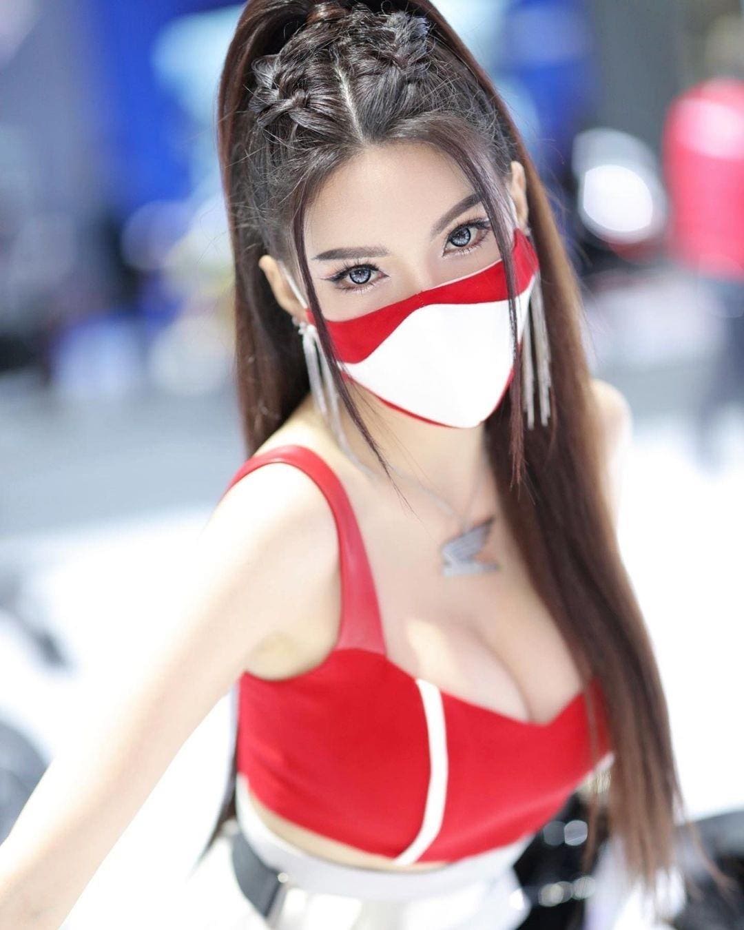 斜身站立展示好身材