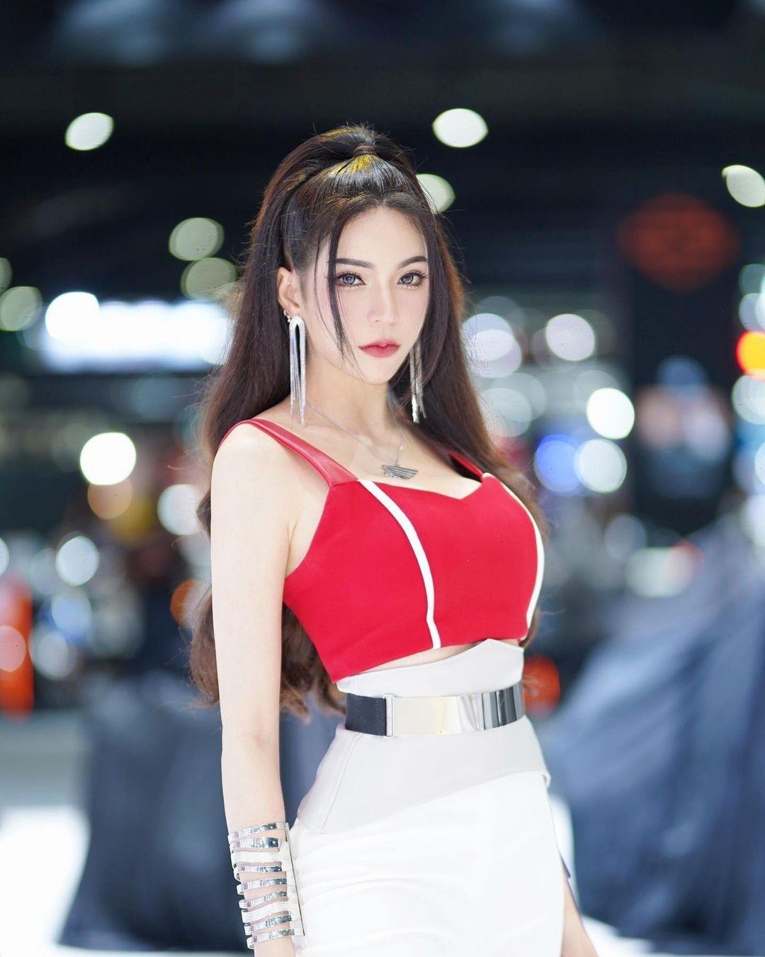 Saesim抬头挺胸浅笑气质柔美