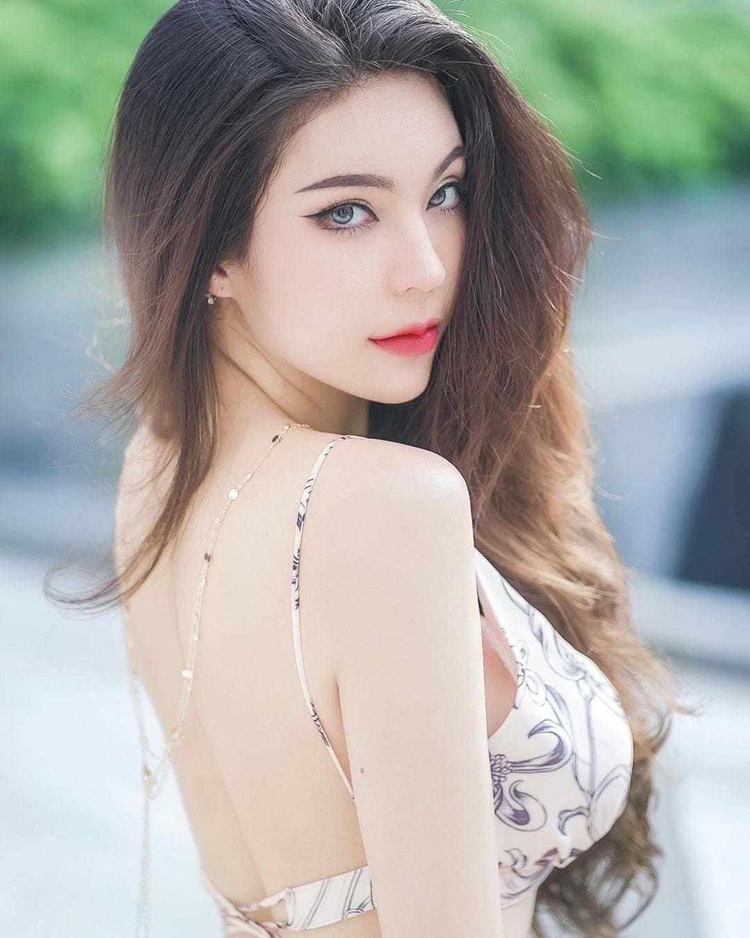 侧身回眸展示香肩