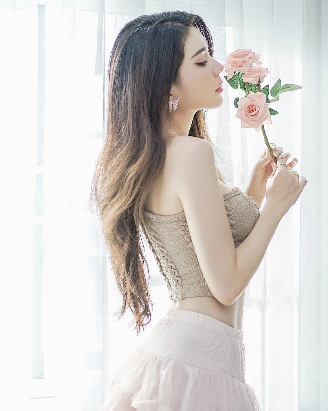 手持鲜花展现少女神情