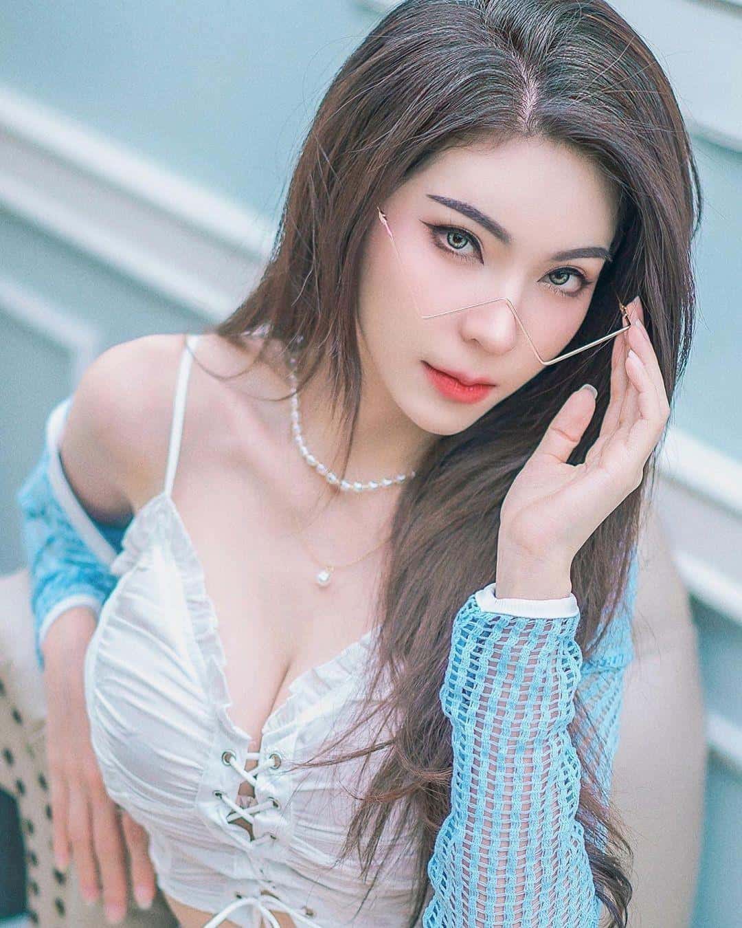 阳光下Saesim穿吊带衫