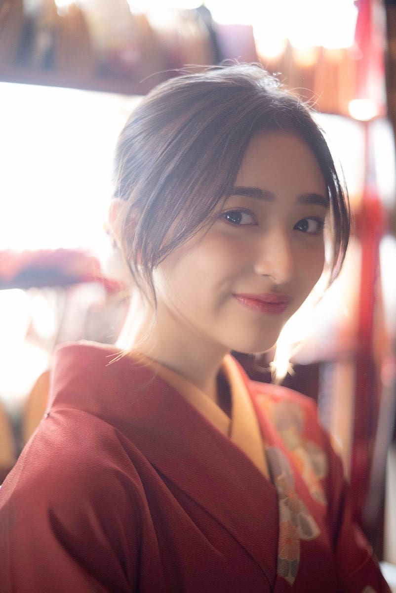 井上和微笑凝视镜头展成熟之美