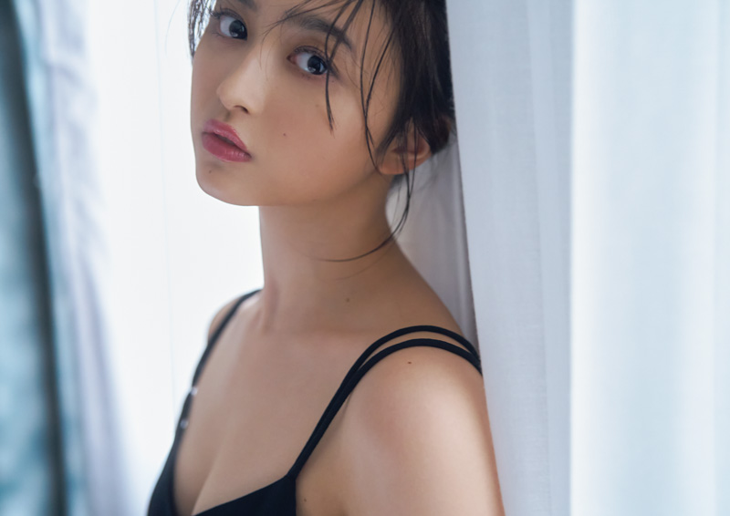 井上和坐在窗前静谧氛围十足