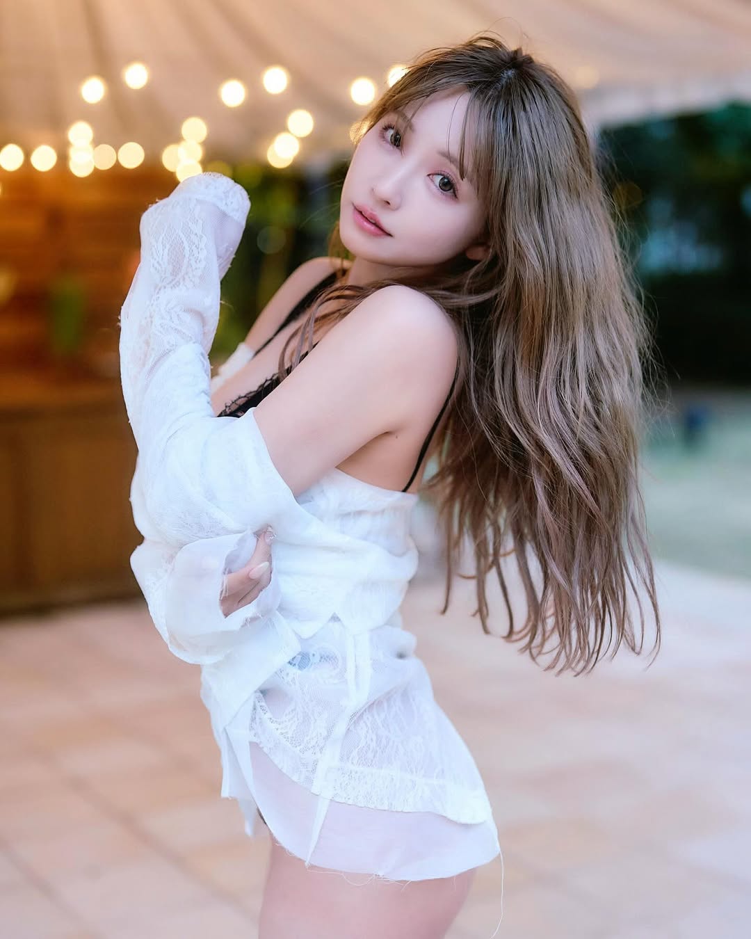 侧身造型展现腰部曲线