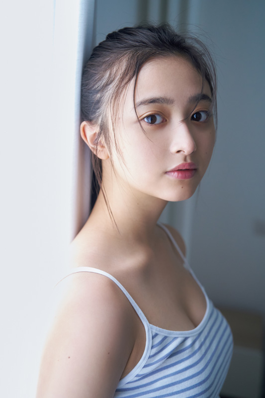 井上和露肩装展现温婉神情