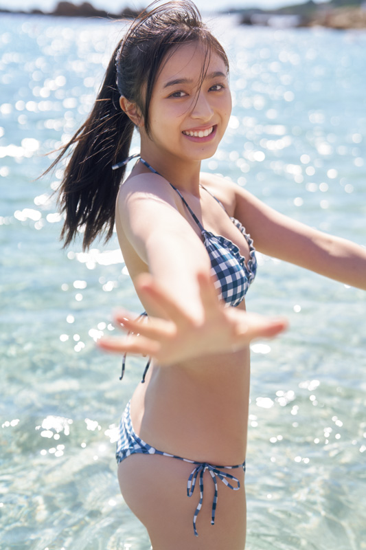 井上和身穿蓝比基尼后面为海岸线