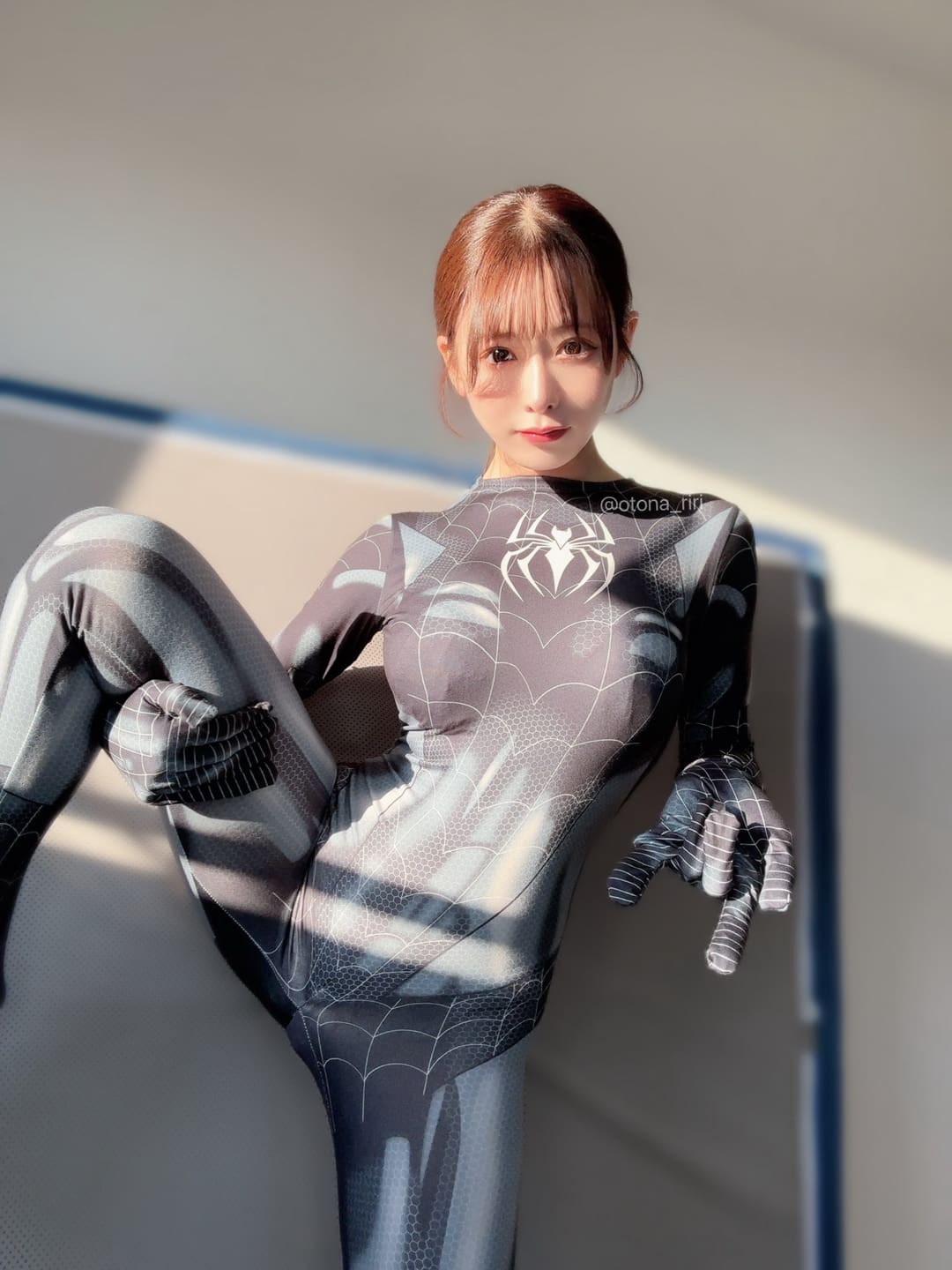 性感姿势让Riri的蜘蛛造型更具诱惑