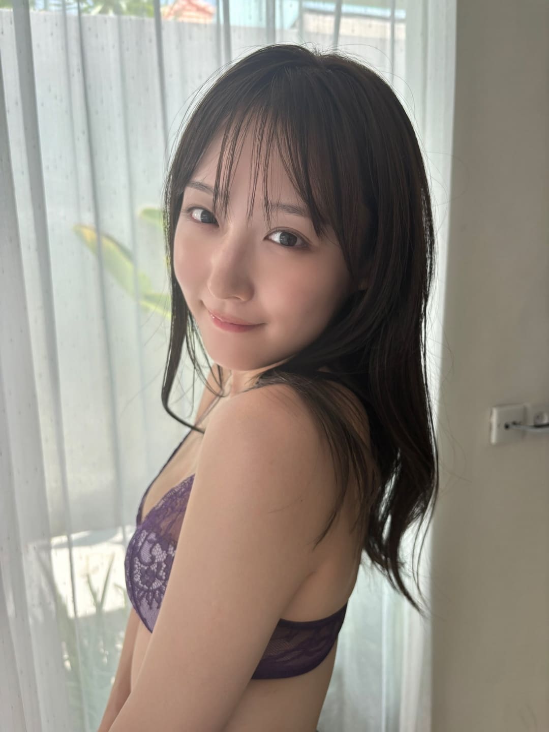 镰田菜月写真造型凸显身材曲线