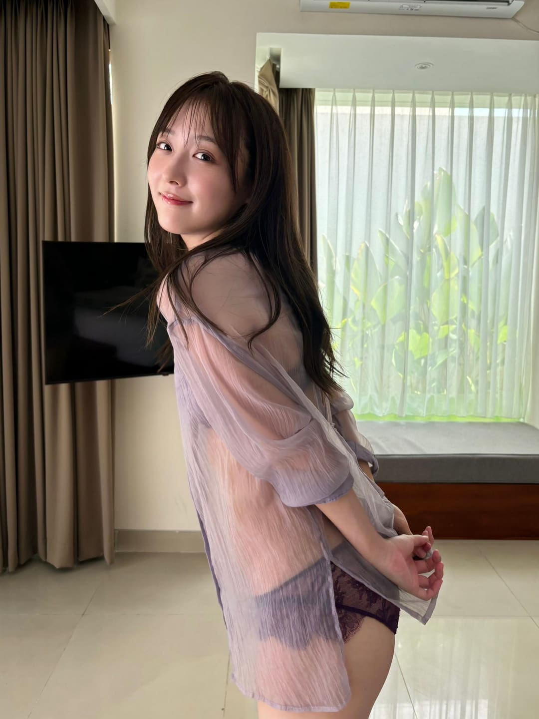 镰田菜月在写真中释放成熟魅力