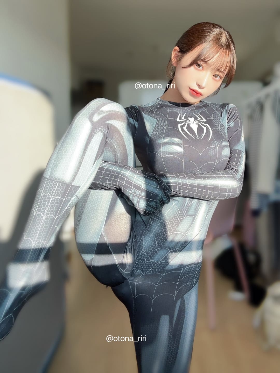 Riri身穿紧身黑衣演绎蜘蛛风格造型
