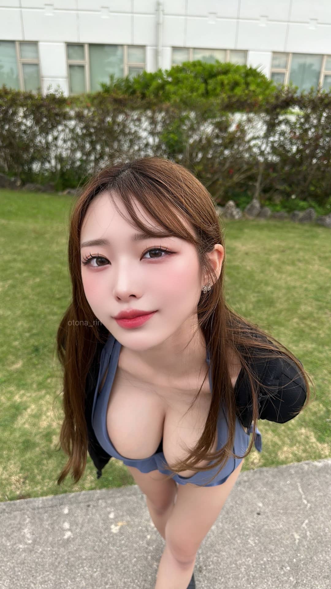 Riri俯视镜头的姿态撩人