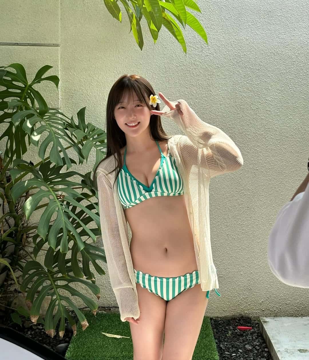 镰田菜月阳光下穿泳衣拍摄写真