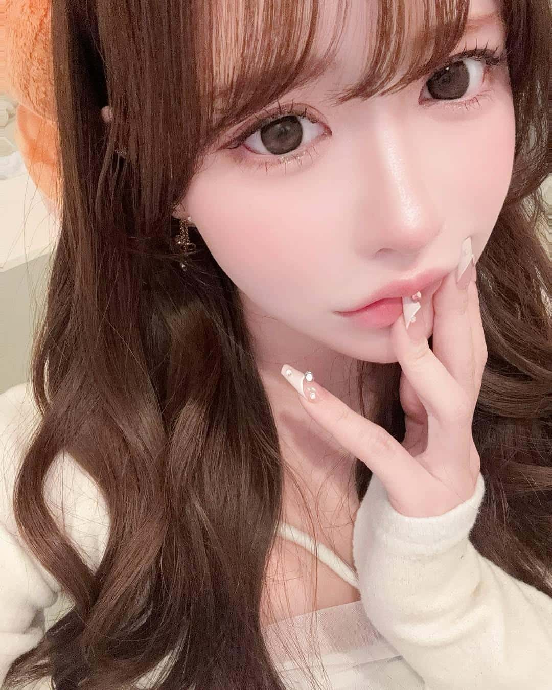 白田まい手托腮凝视镜头