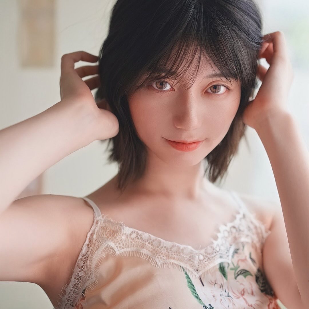 濑户环奈身穿丝质上衣性感迷人眼神