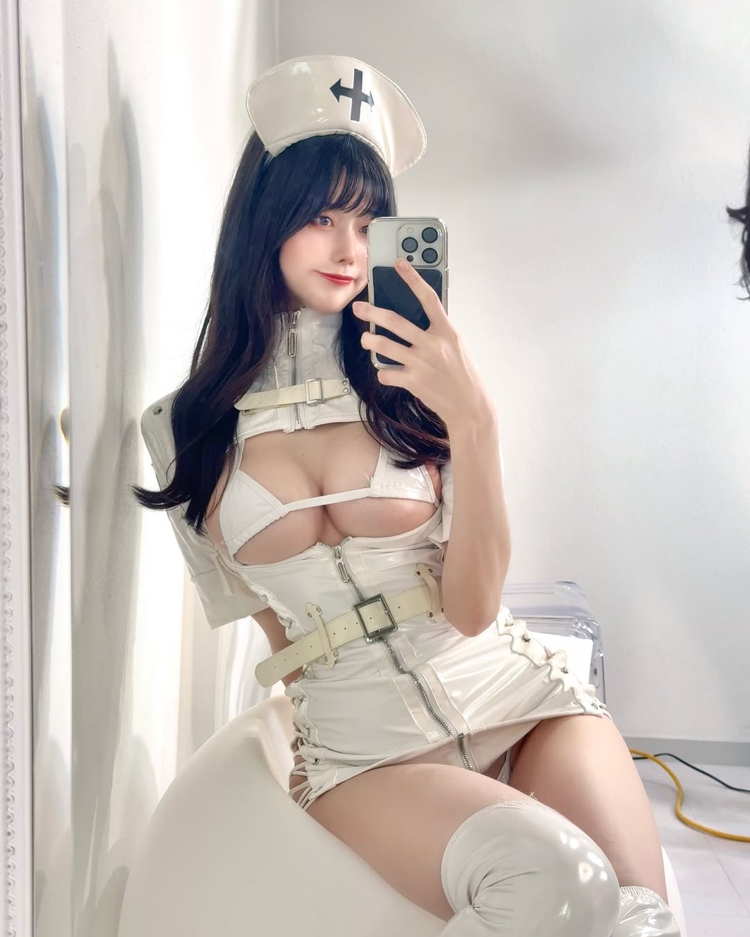 桃里玲以护士身份走红写真界