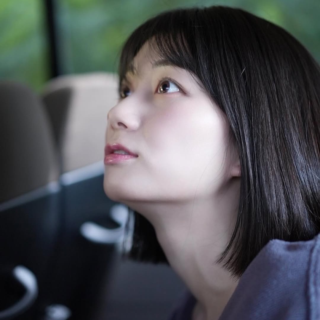 濑户环奈黑发披肩性感凝视镜头