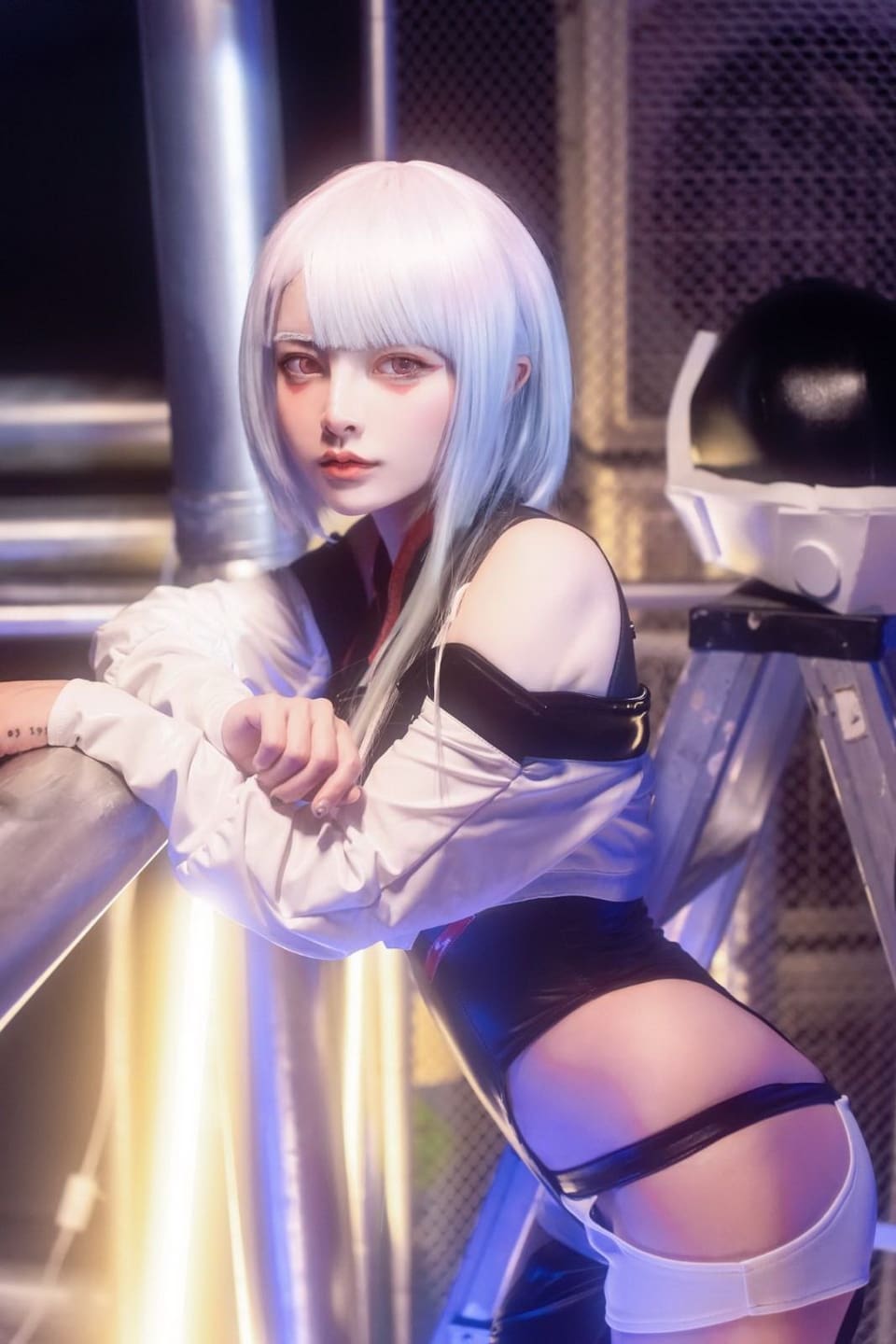 发饰与镜头交相呼应的姿态